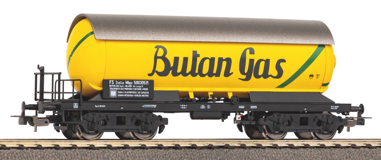 Piko 54539 carro cisterna giallo Butan Gas FS visto di tre quarti e su binario