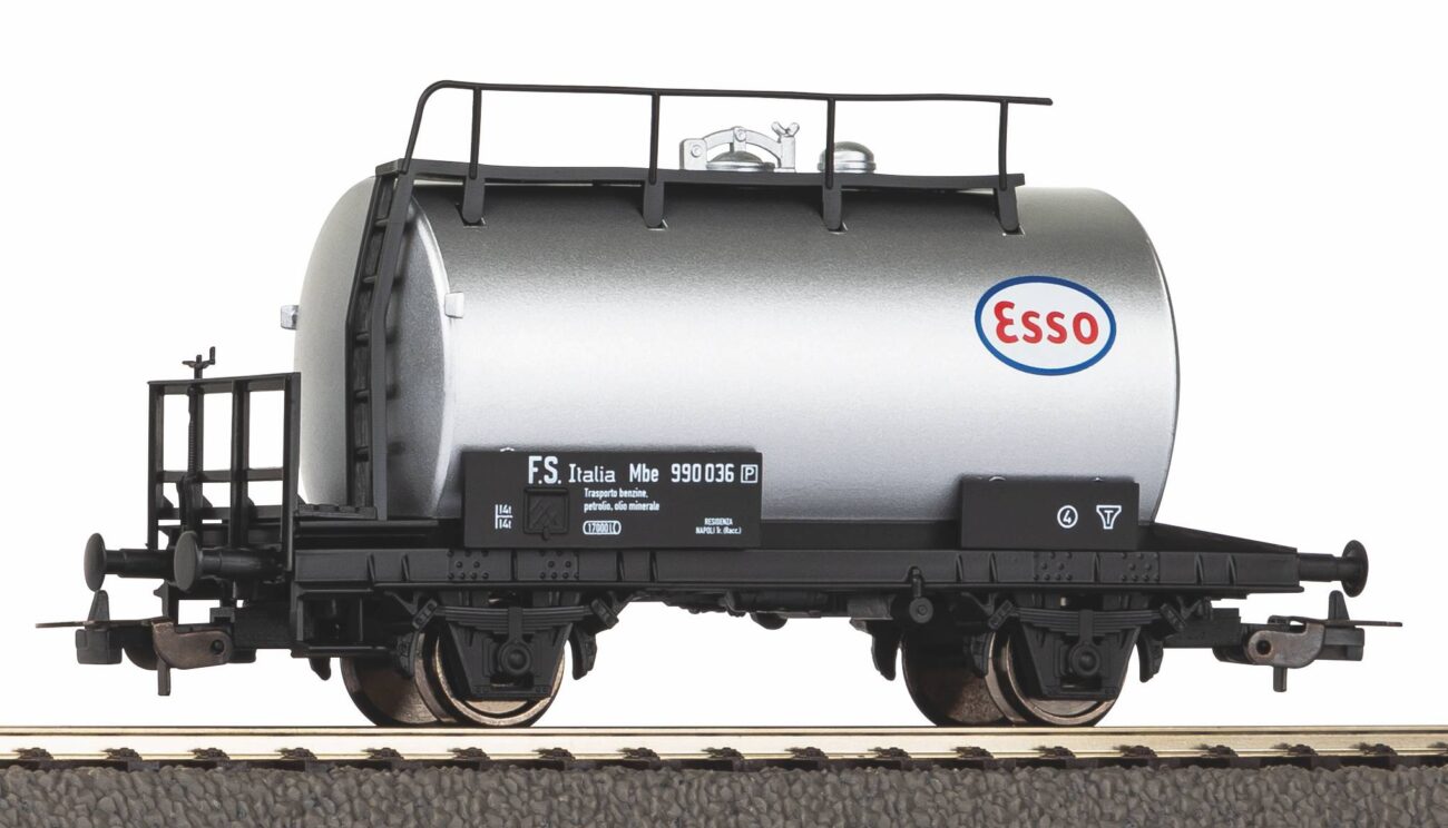 Piko 58794 fiancata del Carro Cisterna a due assi FS argento con logo Esso blu, bianco e rosso in scala H0 epoca quarta