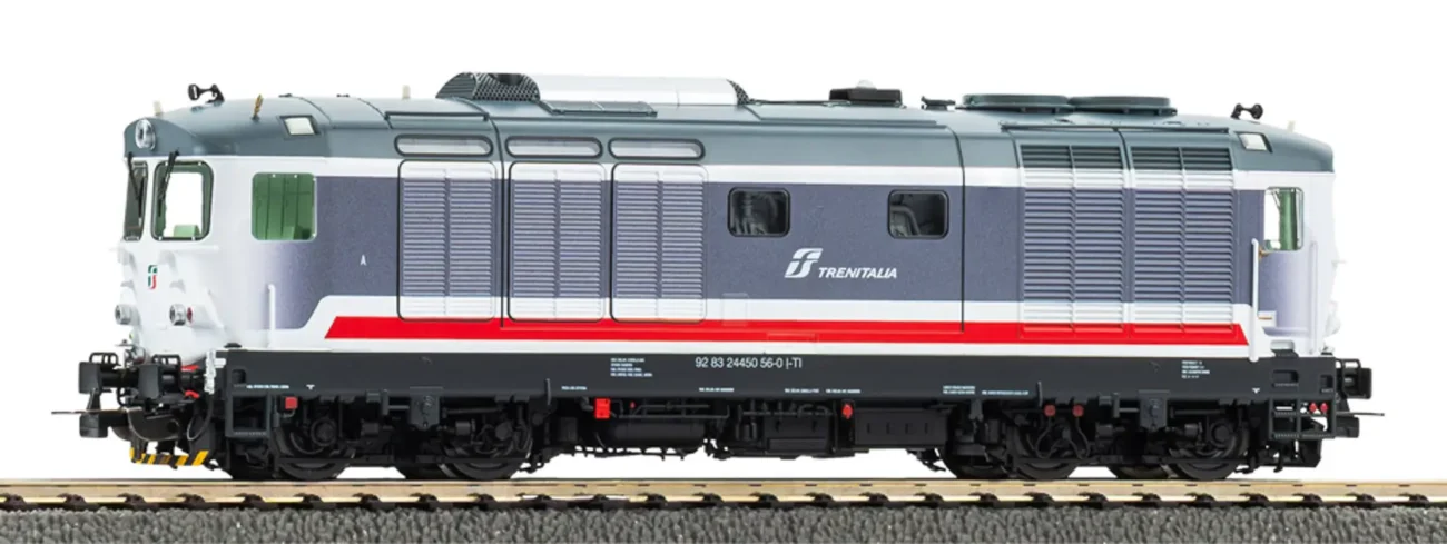 Piko 22024 Locomotiva diesel D.445 delle FS nella livrea Intercity, con i colori bianco, grigio e rosso. Scala H0 epoca VI, Pitzalis Modellismo