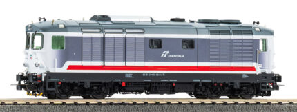 Piko 22024 Locomotiva diesel D.445 delle FS nella livrea Intercity, con i colori bianco, grigio e rosso. Scala H0 epoca VI