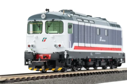 Piko 22024 frontale della locomotiva diesel D.445 delle FS nella livrea Intercity, con i dettagli della cabina, fari e logo Trenitalia, Pitzalis Modellismo