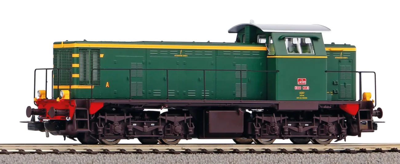 Piko 52440 Locomotiva Diesel FS D.141.1019 del Deposito di Padova, su binario e su sfondo bianco