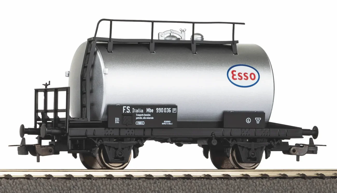 Piko 58794 fiancata del Carro Cisterna a due assi FS argento con logo Esso blu, bianco e rosso in scala H0 epoca quarta