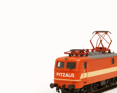 Modellino di locomotiva elettrica arancione personalizzata Pitzalis con pantografi su binario