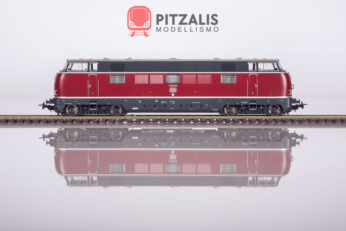 Piko 52601 Locomotiva diesel V200.1 delle DB. Vista della fiancata con dettagli interni e suggestivo riflesso sulla superficie traslucida.