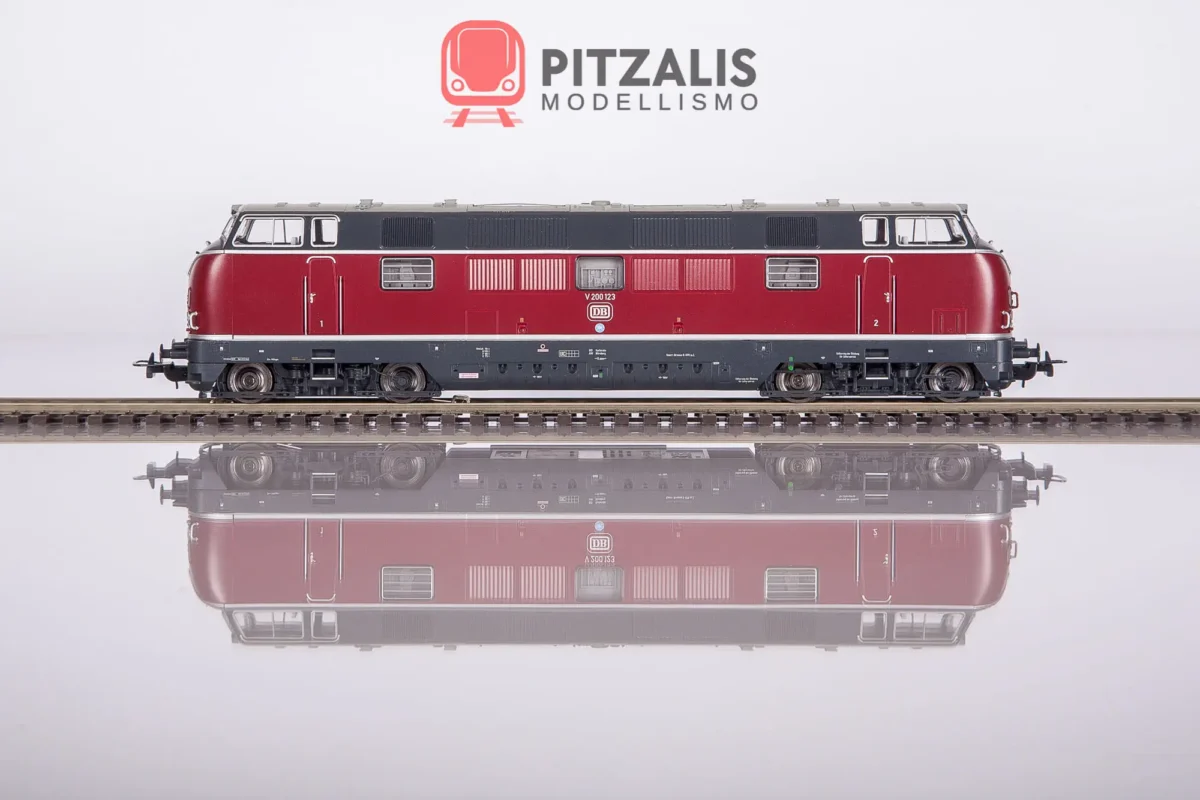 Piko 52601 Locomotiva diesel V200.1 delle DB. Vista della fiancata con dettagli interni e suggestivo riflesso sulla superficie traslucida.