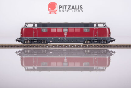 Piko 52601 Locomotiva diesel V200.1 delle DB. Vista della fiancata con dettagli interni e suggestivo riflesso sulla superficie traslucida.