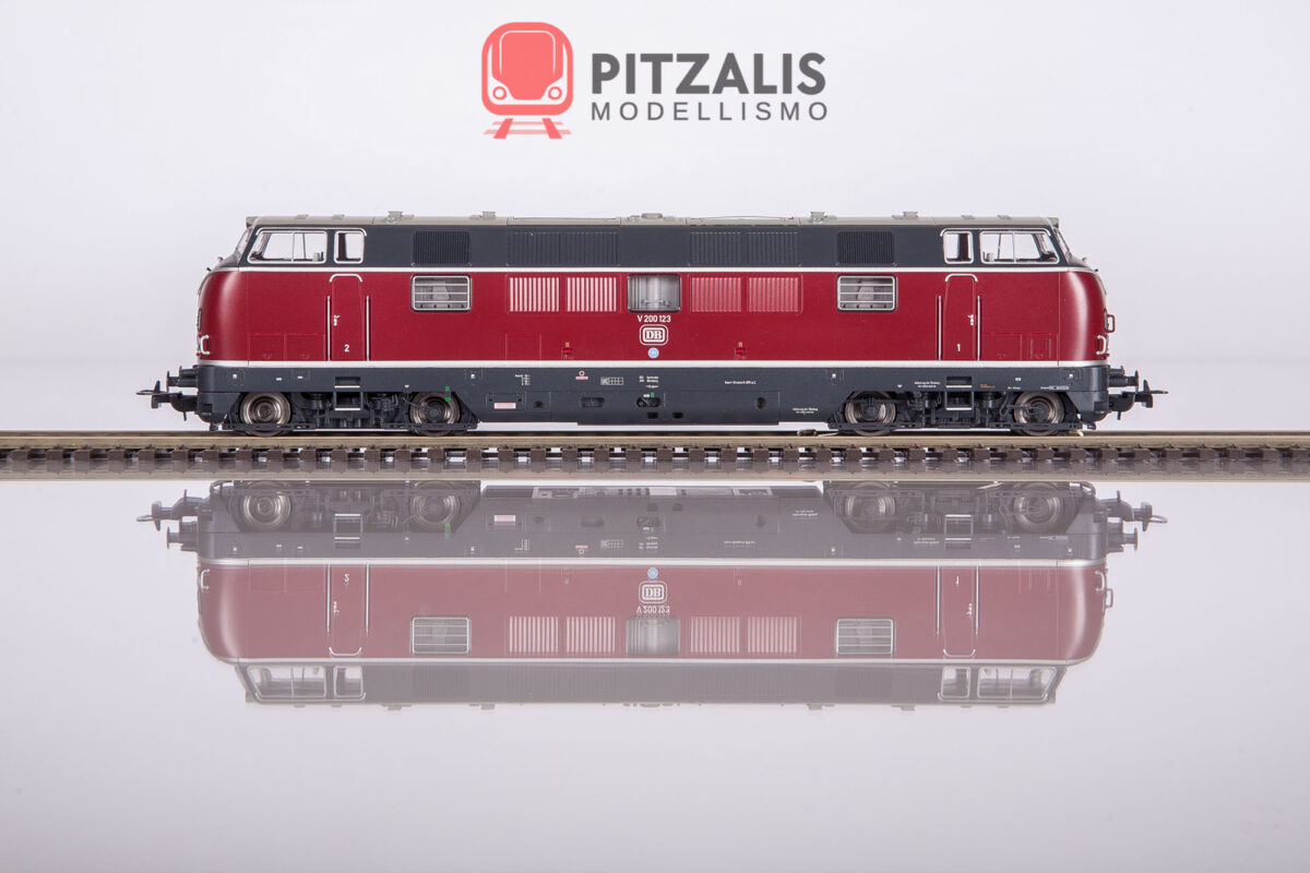 Piko 52601 Locomotiva diesel V200.1 delle DB. Vista della fiancata, con suggestivo riflesso sulla superficie traslucida.
