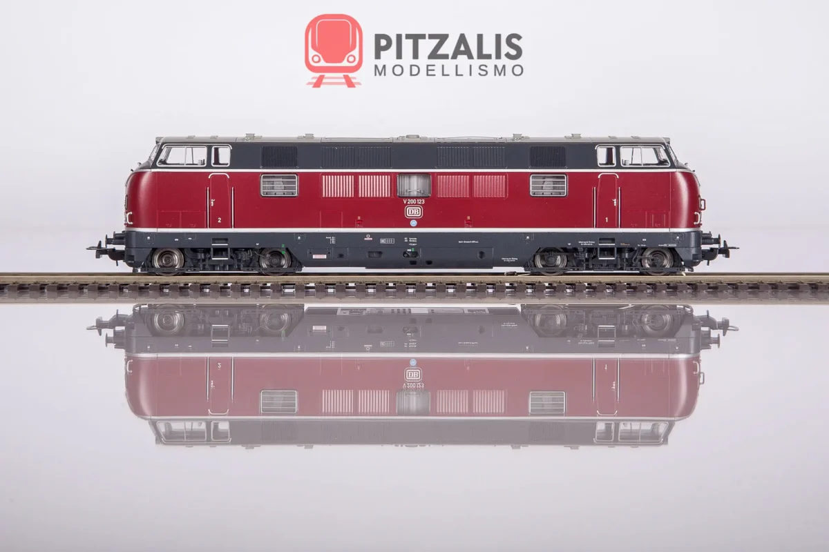 Piko 52601 Locomotiva diesel V200.1 delle DB. Vista della fiancata, con suggestivo riflesso sulla superficie traslucida.