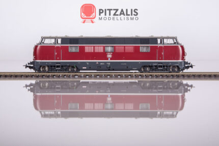 Piko 52601 Locomotiva diesel V200.1 delle DB. Vista della fiancata, con suggestivo riflesso sulla superficie traslucida.