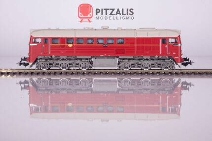 Piko 52801 Locomotiva diesel BR V200 delle DR nella colorazione rossa con striscia gialla. Vista della fiancata, con suggestivo riflesso sulla superficie traslucida.