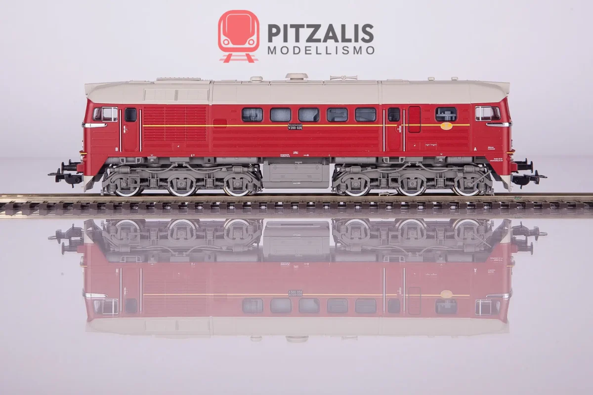 Piko 52801 Locomotiva diesel BR V200 delle DR. Vista della fiancata, con suggestivo riflesso sulla superficie traslucida.