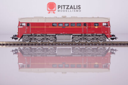 Piko 52801 Locomotiva diesel BR V200 delle DR. Vista della fiancata, con suggestivo riflesso sulla superficie traslucida.