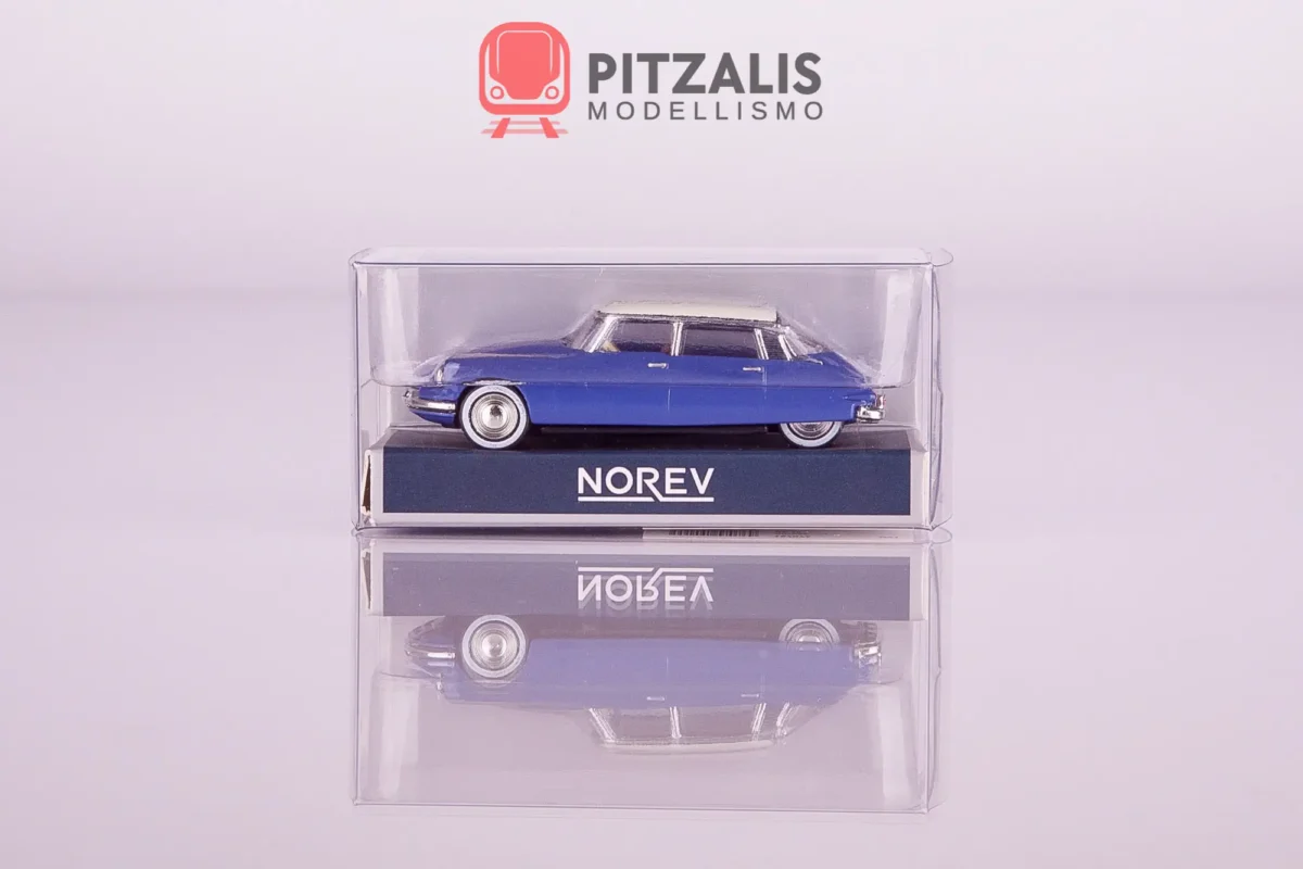Norev 157076 Citroën DS 19 1959 colore Delphinium Blue in scala H0 (1:87) presentata nella sua confezione. Vista della fiancata sinistra.
