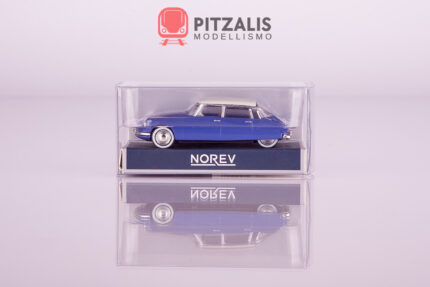Norev 157076 Citroën DS 19 1959 colore Delphinium Blue in scala H0 (1:87) presentata nella sua confezione. Vista della fiancata sinistra.