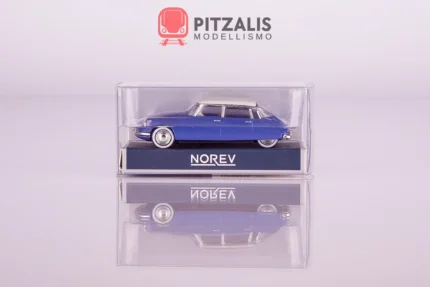 Norev 157076 Citroën DS 19 1959 colore Delphinium Blue in scala H0 (1:87) presentata nella sua confezione. Vista della fiancata sinistra.