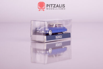 Norev 157076 Citroën DS 19 1959 colore Delphinium Blue in scala H0 (1:87) presentata nella sua confezione. Vista di tre quarti con anteriore e fiancata sinistra.