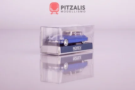 Norev 157076 Citroën DS 19 1959 colore Delphinium Blue in scala H0 (1:87) presentata nella sua confezione. Vista di tre quarti con anteriore e fiancata sinistra.