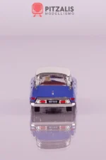 Norev 157076 Citroën DS 19 1959 colore Delphinium Blue in scala H0 (1:87). Vista del posteriore da un'inquadratura rialzata.