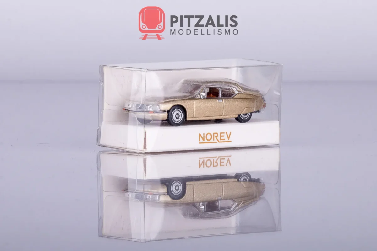 Norev 158514 Citroën SM Coupè 1972 Sabbia Metallizzato in scala H0 (1:87) presentata nella sua confezione. Vista di tre quarti con anteriore e fiancata sinistra.
