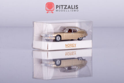 Norev 158514 Citroën SM Coupè 1972 Sabbia Metallizzato in scala H0 (1:87) presentata nella sua confezione. Vista di tre quarti con anteriore e fiancata sinistra.