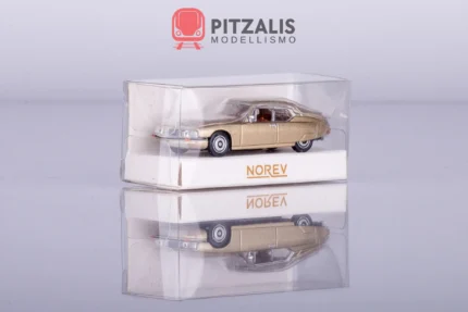 Norev 158514 Citroën SM Coupè 1972 Sabbia Metallizzato in scala H0 (1:87) presentata nella sua confezione. Vista di tre quarti con anteriore e fiancata sinistra.
