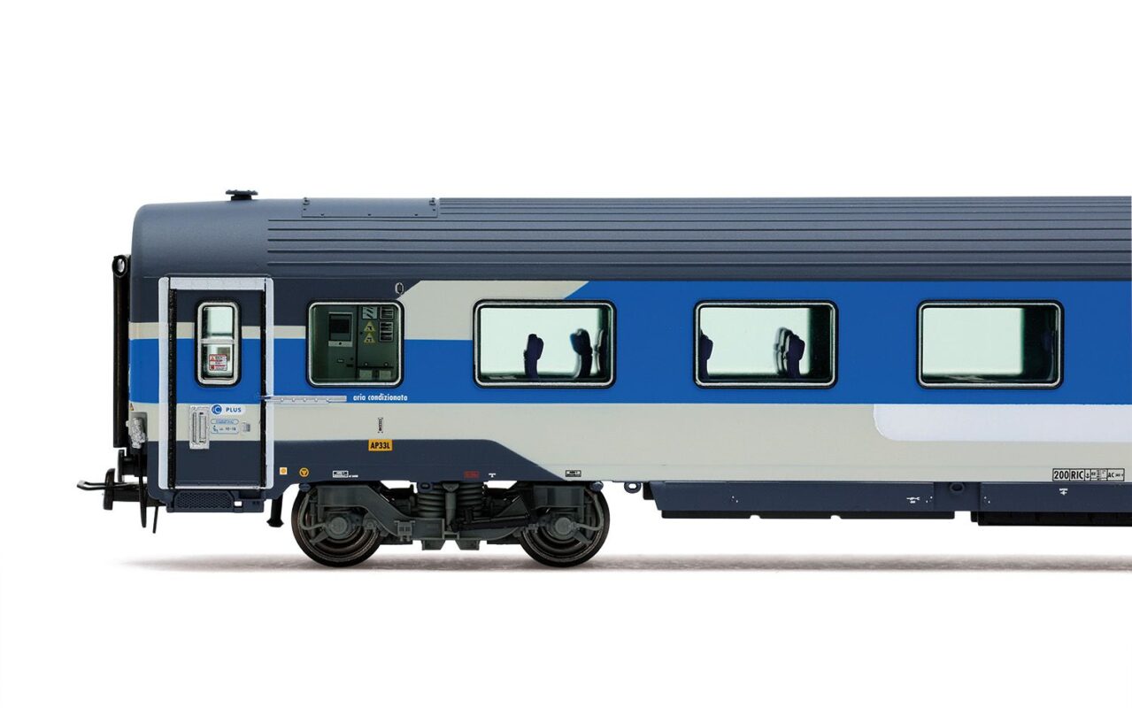 Rivarossi HR4407 Dettaglio della carrozza Gran Confort, compresa nel set di 3 carrozze Trenitalia nella nuova livrea Intercity.