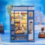 CuteBee BJAA203 Kit Book Nook Cutebee Literature Bookstore: puzzle 3D in legno con luci LED, miniatura di libreria fai-da-te per decorazione scaffali e fermalibri creativo. Vista frontale.