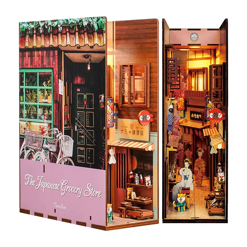 Tonecheer TQ109 Vista frontale e di tre quarti del kit book nook The Japanese Grocery Store, puzzle 3D in legno raffigurante un tipico negozio giapponese. Tutto mostrato su sfondo bianco.