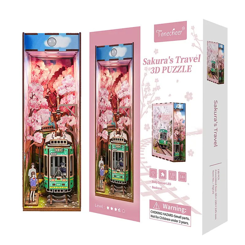 Tonecheer TQ119 Confezione del kit book nook Sakura's Travel, puzzle 3d raffigurante un romantico tram verde in un viale tra alberi in fiore.