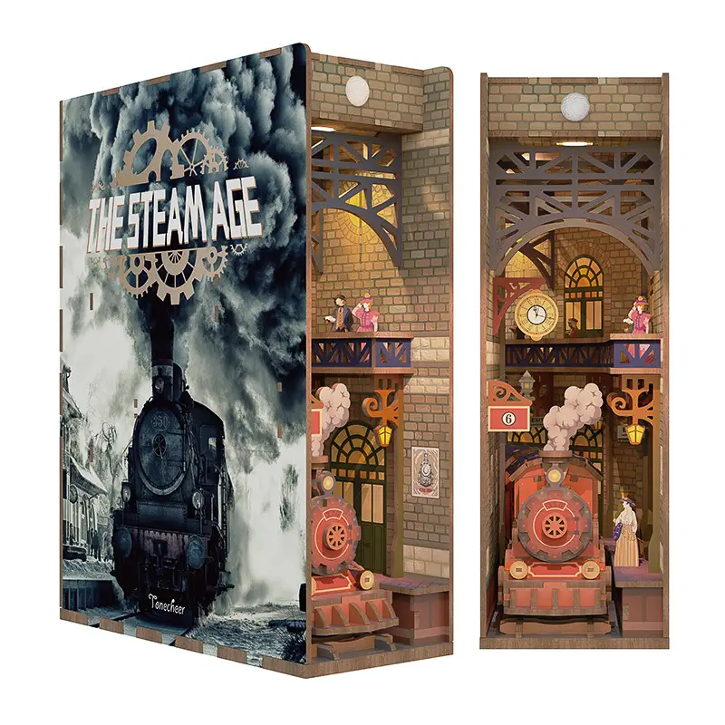 Tonecheer TQ125 Vista frontale e di tre quarti del kit book nook The Steam Age, puzzle 3D in legno a tema stazione ferroviaria steampunk vintage. Tutto mostrato su sfondo bianco.