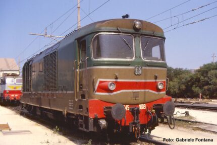 Locomotiva diesel D.445 di prima serie delle FS nella livrea d'origine, con i colori verde magnolia e castano Isabella