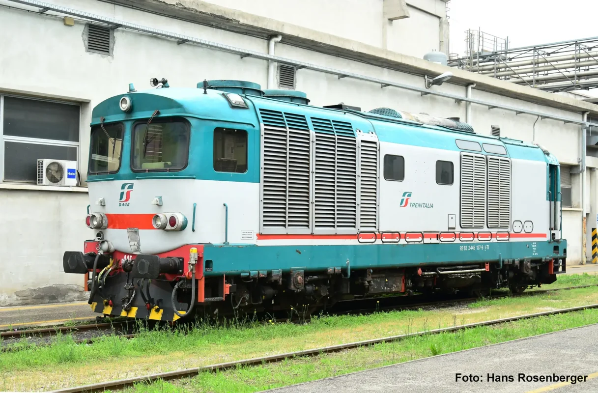 Locomotiva diesel D.445 di terza serie delle FS nella livrea XMPR, con i colori bianco, verde e rosso. Nel frontale spicca il vomere o spazzaneve, Pitzalis Modellismo