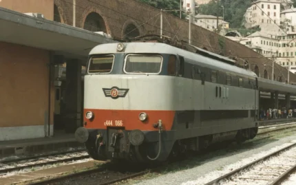 Arnold HN2688 Locomotiva elettrica E.444 FS di seconda serie nella livrea d'origine con fascia rossa, scala N epoca quarta e quinta
