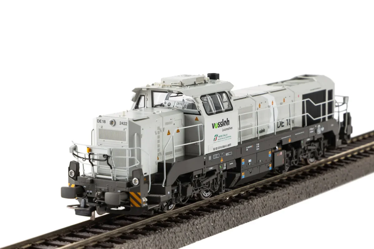 Piko 52364 frontale della locomotiva diesel Vossloh DE18 di Mercitalia Rail in livrea bianca con con dettagli della cabina di guida, Pitzalis Modellismo