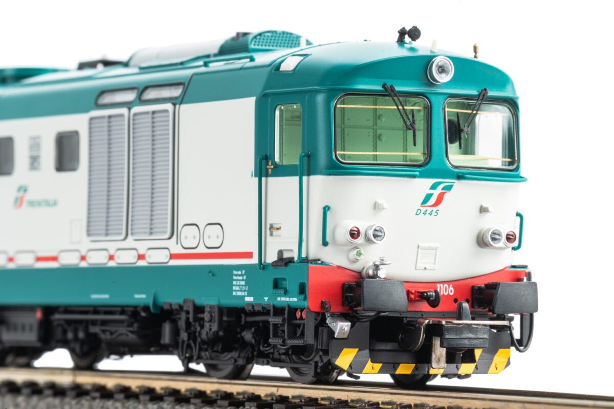 Piko 22027, Dettagli frontale Locomotiva diesel D445 FS Trenitalia, livrea XMPR, Scala H0, Epoca VI, Versione DC Analogica, Pitzalis Modellismo