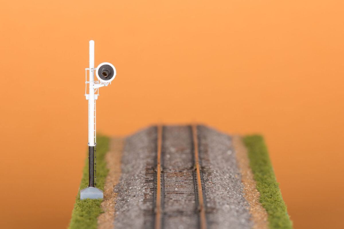 MA Il Treno 101, Segnale FS prima categoria a una vela rosso verde vicino al binario, Scala H0, Pitzalis Modellismo