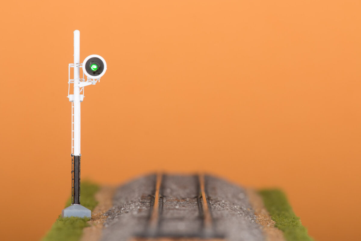MA Il Treno 101, Segnale FS prima categoria a una vela con luce verde accesa, Scala H0, Pitzalis Modellismo