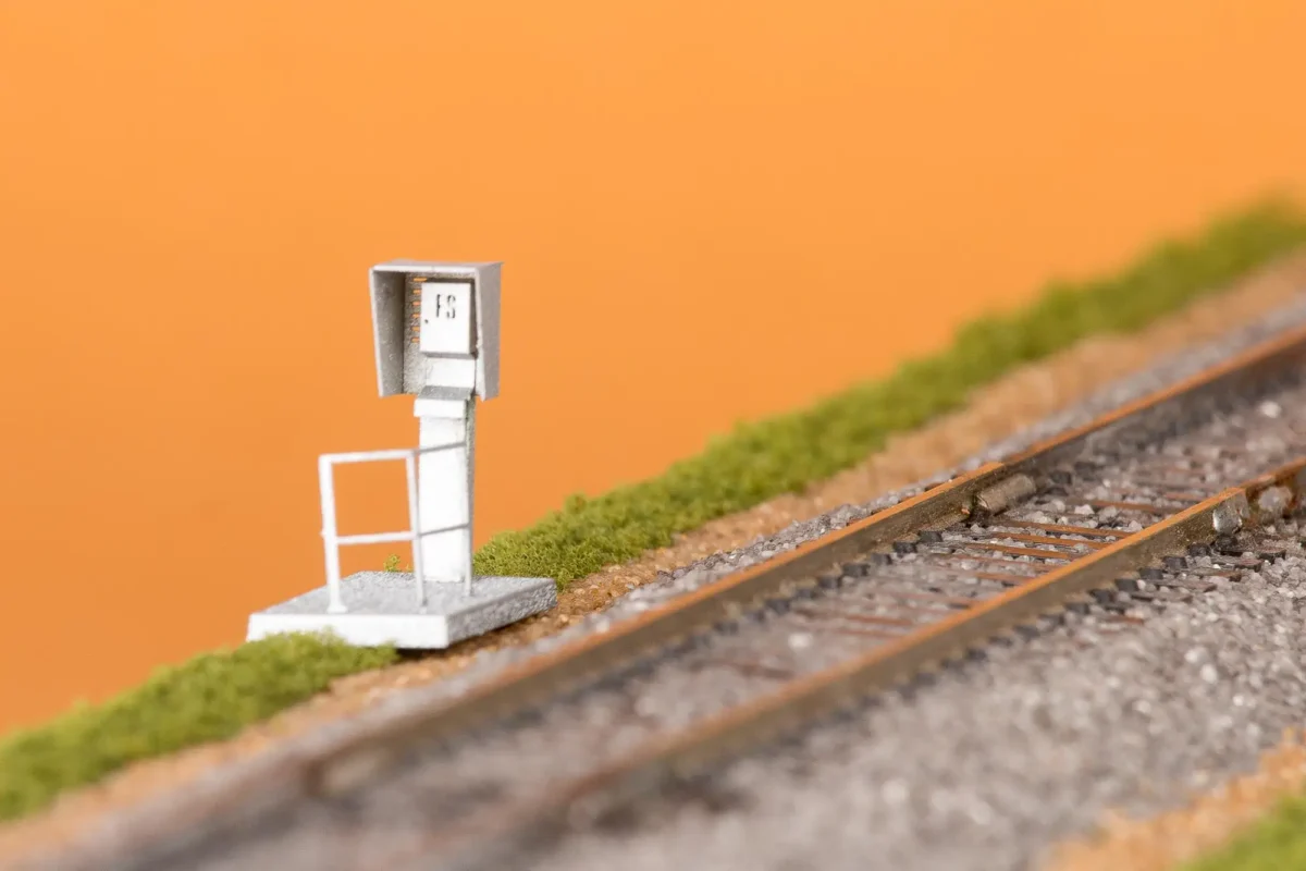 MA Il Treno 702, telefono di linea FS per plastici ferroviari vicino al binario, Scala H0, Pitzalis Modellismo