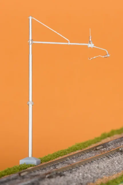 MA Il Treno 901, vista laterale del palo catenaria M26 FS con braccio esterno, Scala H0, Pitzalis Modellismo