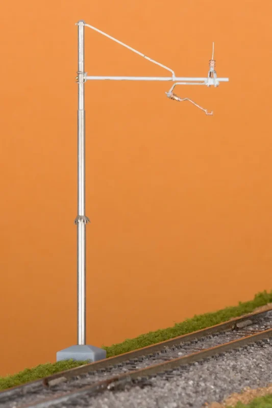 MA Il Treno 902, vista laterale del palo catenaria M26 FS con braccio interno, Scala H0, Pitzalis Modellismo